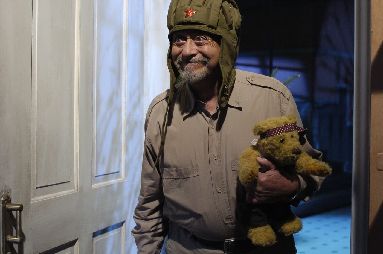 Don Roque Balboa jamás estaba solo, siempre lo acompañaba su gran amigo 'Rambo', un osito de peluche que era cómplice de todas sus locuras.
