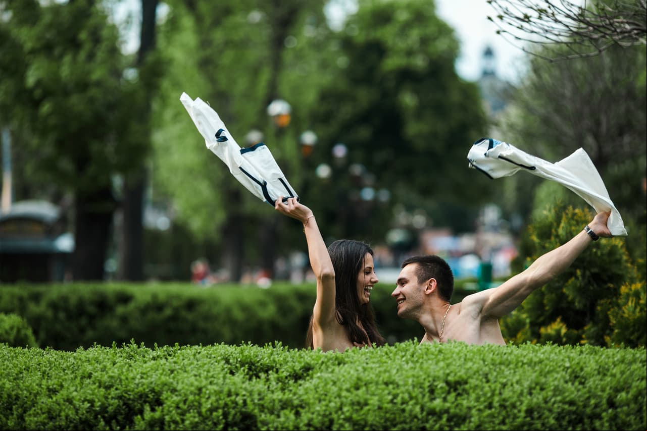 Lugar público. Tener un encuentro íntimo con su pareja en un lugar público es excitante para ellos.