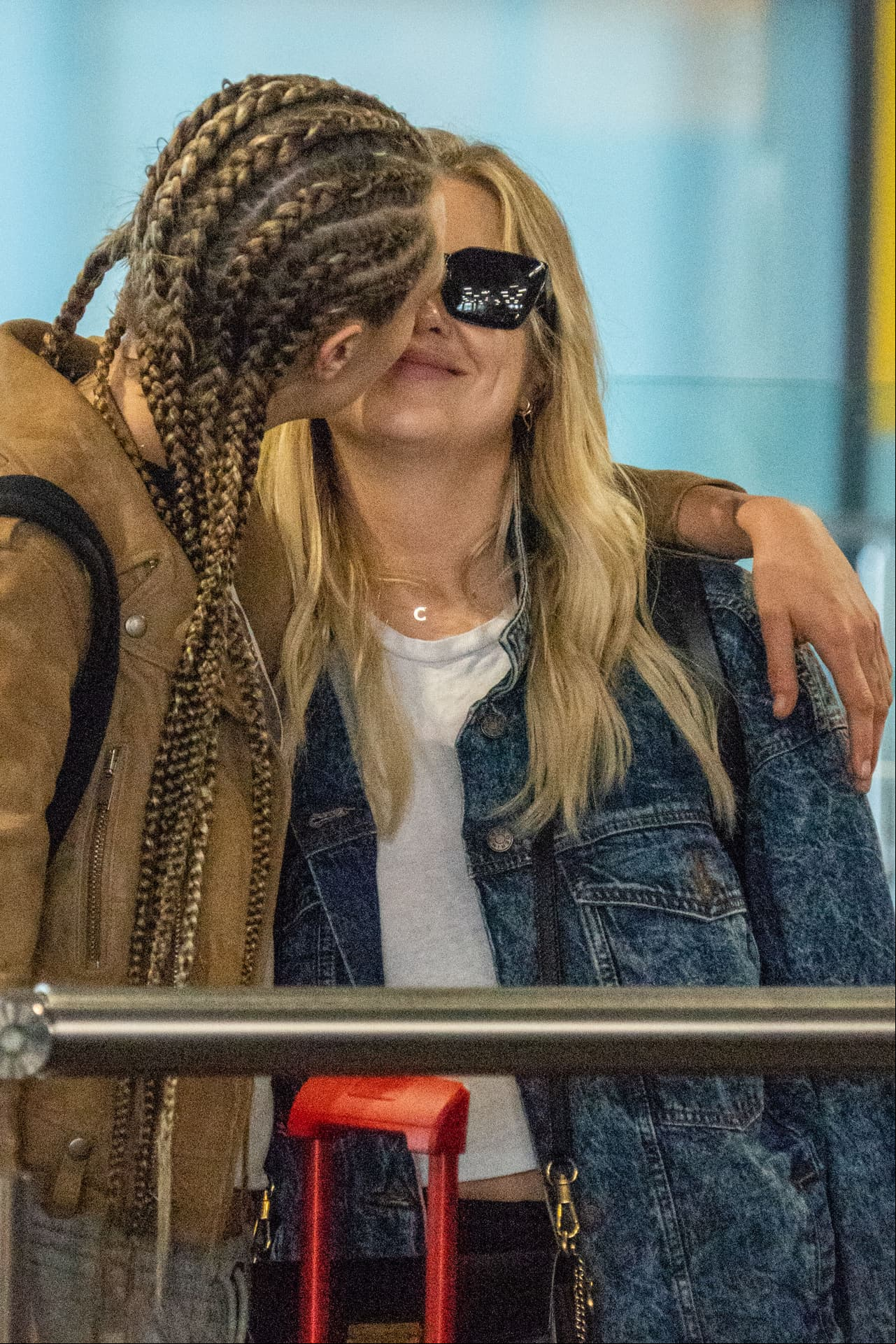 Cara Delevinge estrena novia y se la come a besos