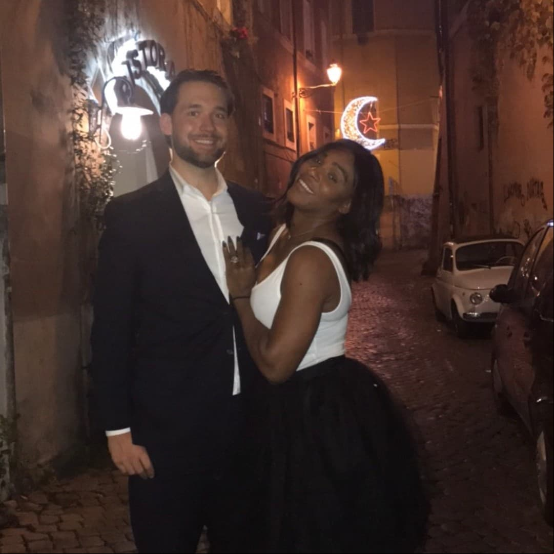 Ya en el 2016 eran pareja oficial y en 2017, Ohanian le propuso matrimonio en el mismo lugar donde se conocieron, ya el resto es historia.