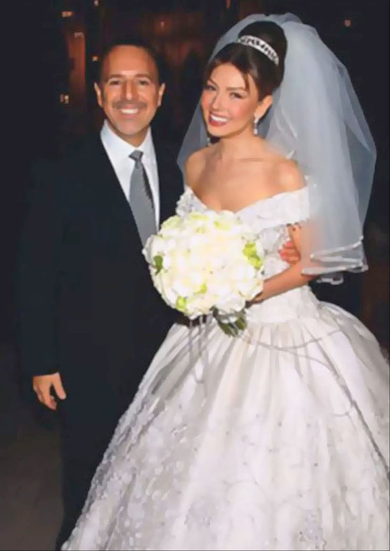 Durante la filmación de la telenovela ‘Rosalinda’, Thalía conoció a Tommy Mottola, hombre que se convertiría en su esposo un año después. La cantante y el empresario se casaron el 2 de diciembre del 2000 en la Catedral de San Patricio de Nueva York.
