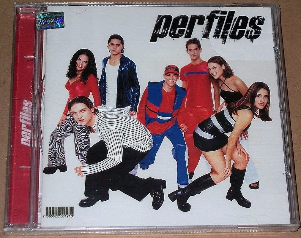 Desde muy pequeña mostró tener talento para la música, debutando en el grupo Perfiles a los 14 años, agrupación en la que estuvo por seis años antes de comenzar su camino como solista.
