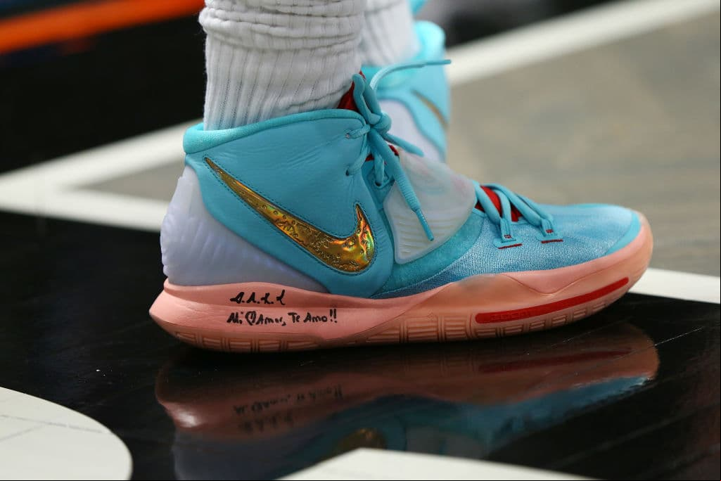 Los jugadores del mejor básquetbol del mundo siguen mostrando su buen gusto por los tenis y nos regalan nuevos modelos totalmente a la moda. Cheque los nuevos tenis.