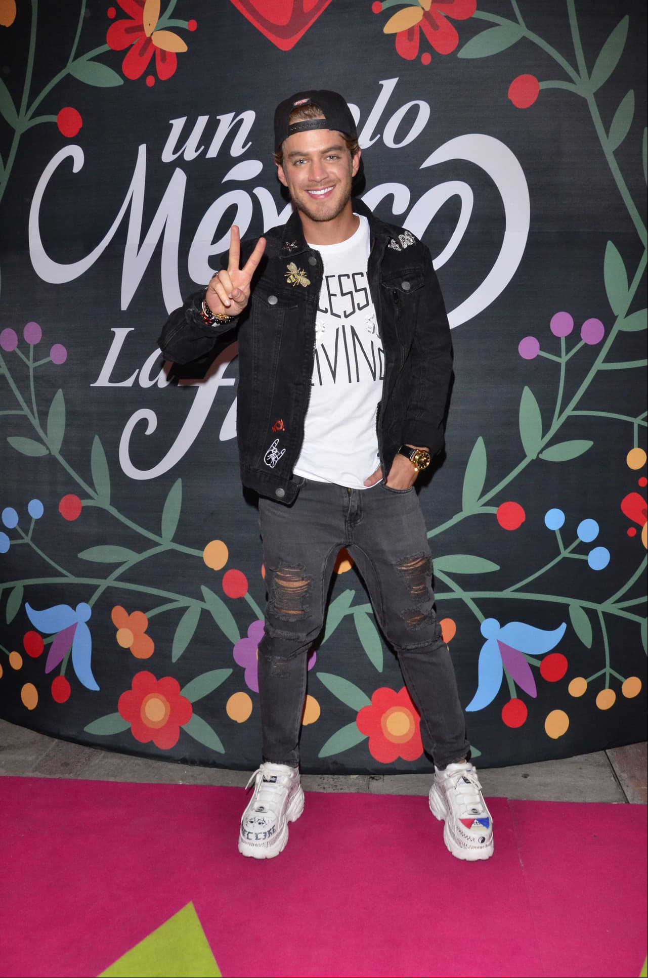 Polo Morín, quien participa en 'La reina soy yo', estuvo feliz de convivir en la noche mexicana de Televisa.