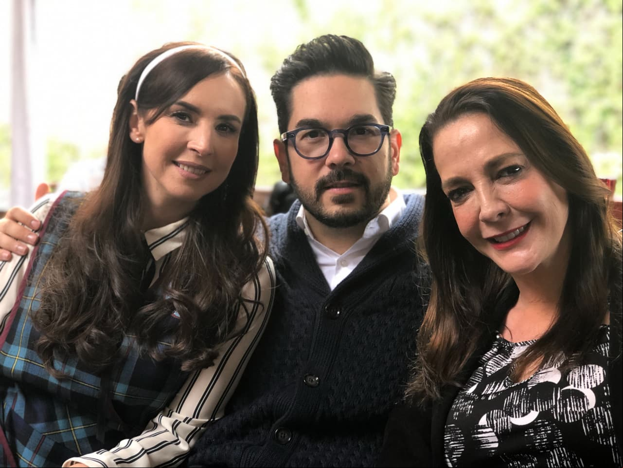 El productor Pedro Ortíz de Pinedo con su esposa Andrea Torre, quien interpreta a 'La Nena' y su suegra en ficción: María Fernanda García ('La Tía Licha')
