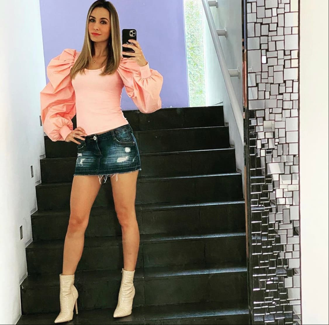 En el pasillo que divide los dos pisos de su casa, Ramírez colocó un gran espejo, en el cual suele mostrar los outfits con los que acude a trabajar. Este rio brinda un toque moderno y vanguardista a la decoración del lugar.