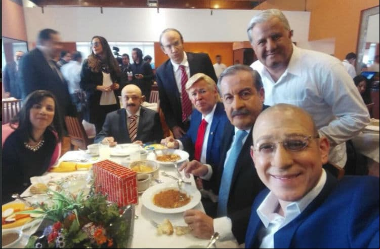 La plana mayor de 'El Privilegio de Mandar' en desayuno de huevos