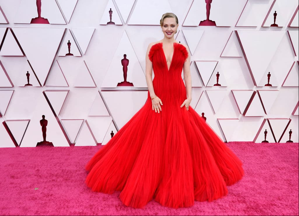 Amanda Seyfried lució un imponente vestido de la firma Armani en color rojo. Su look predominó por el diseño de sirena, pronunciado escote y un corte de princesa.