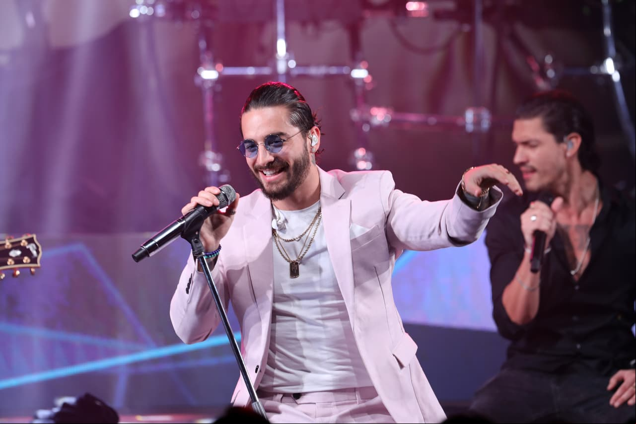 Maluma y su novia celebran aniversario con romántica foto