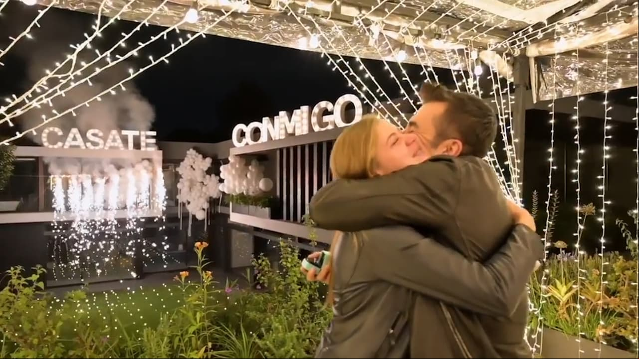 La entrega del anillo fue amenizada por ‘¿Cómo pagarte?’, canción de Carlos Rivera que se ha convertido en parte de su historia de amor.