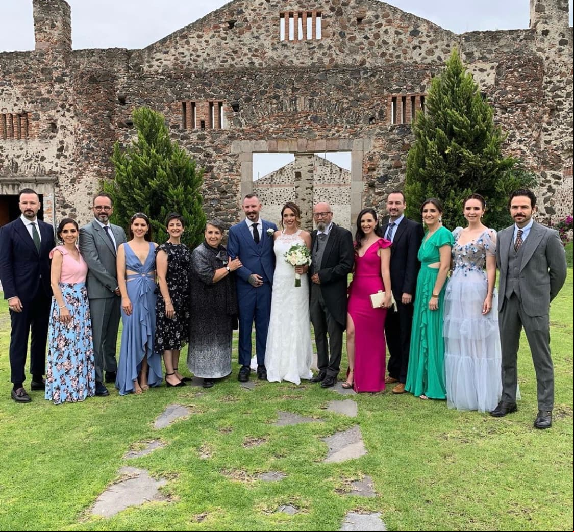 Andrea, Carlos, Mariano, Paola, Lucía, Suzel, José María, Fátima, María, Juanchi y Julián son los nombres de los 11 hermanos que conforman la gran familia Torre Hütt, la cual es difícil de juntar, tal y como lo ha revelado Andrea en varias ocasiones.