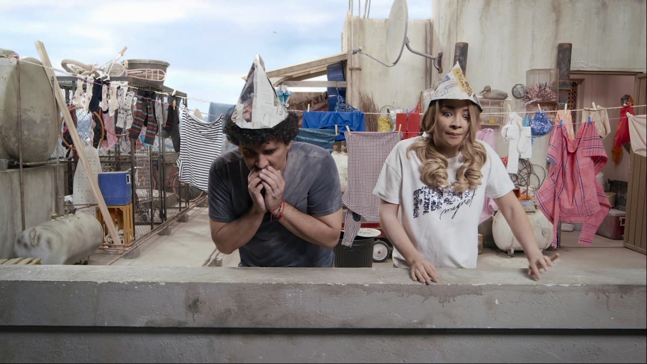 8. Plutarco y Gaby le tiran un par de cubetas de agua sucia al  desde el techo.