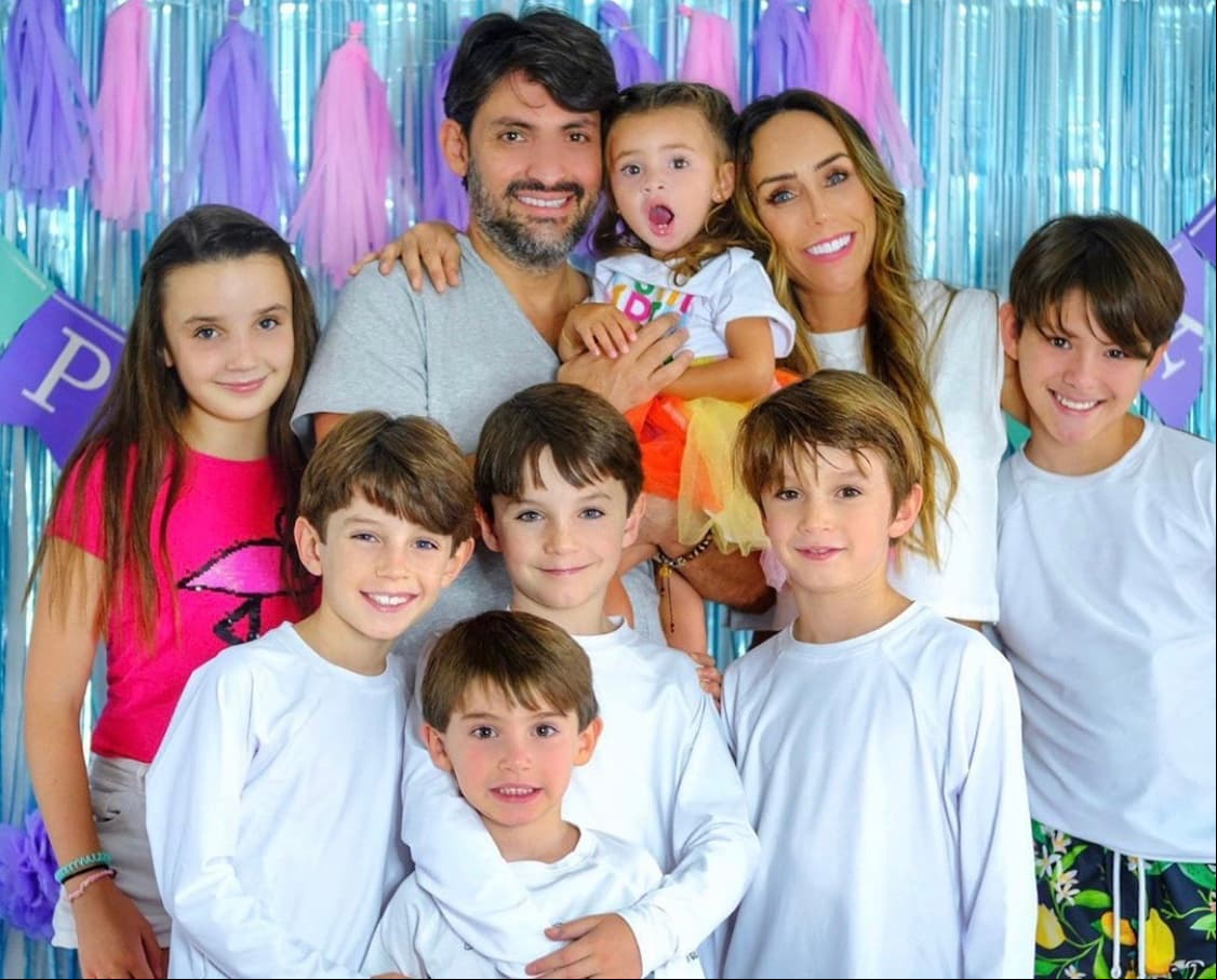 Inés Gómez Mont muestra cómo sus pequeños hijos aprenden a aspirar: "Aquí enseñándoles"
