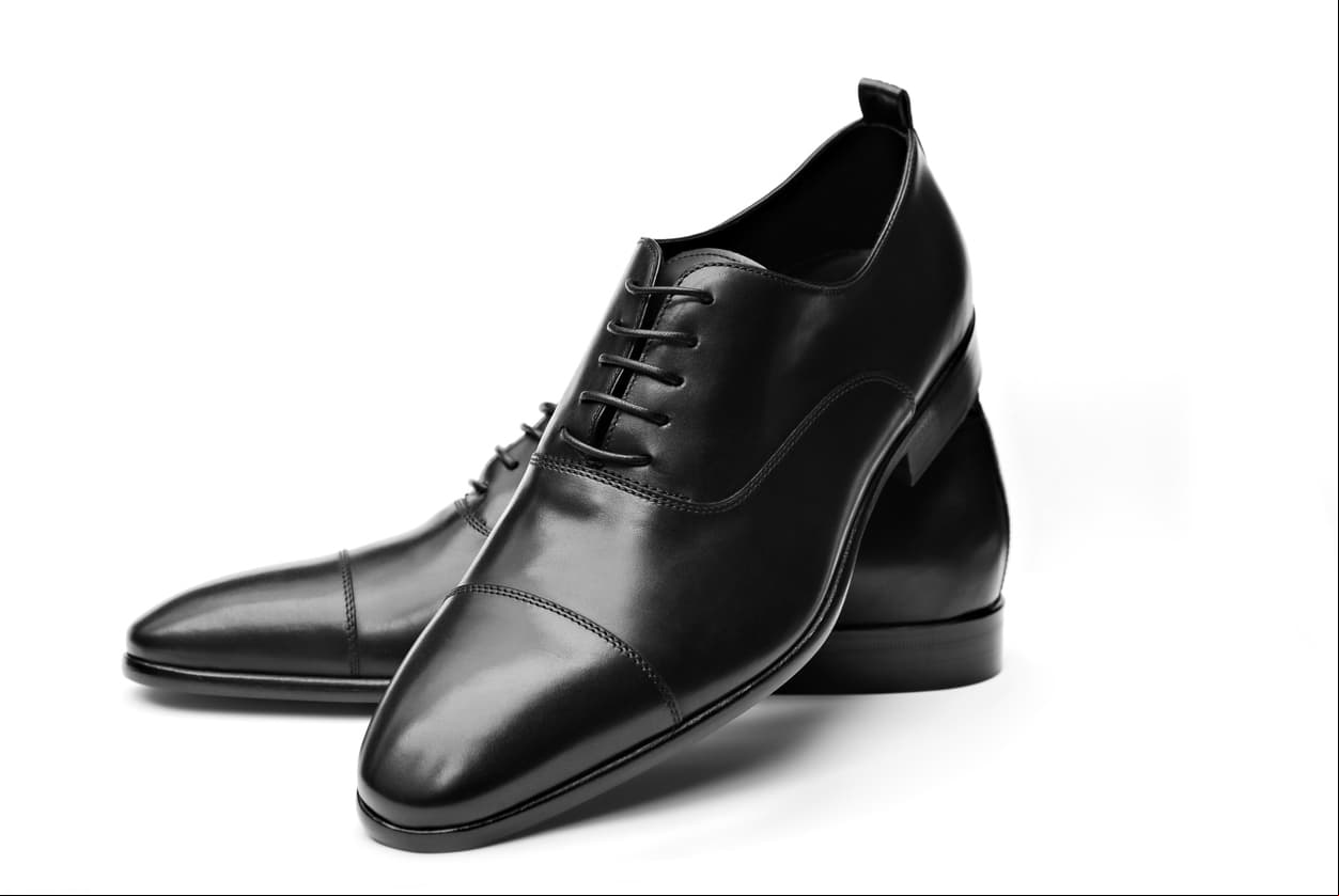 Zapato de vestir. Debido a su elegancia y corrección, este tipo de calzado es apropiado para compromisos de día y hasta para las ocasiones más formales, además combinan perfecto con traje y hasta mezclilla.
