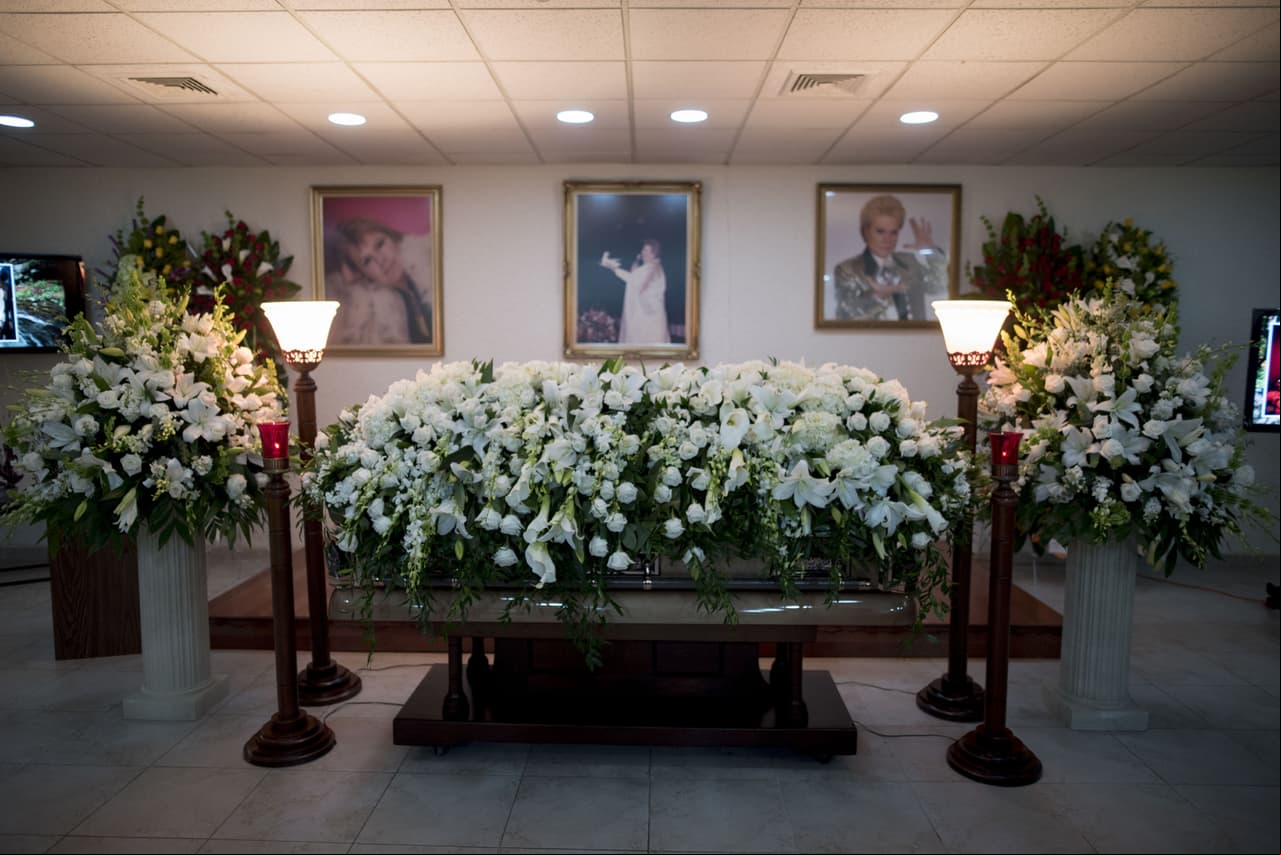 Amigos y familiares se despiden de Walter Mercado en Puerto Rico