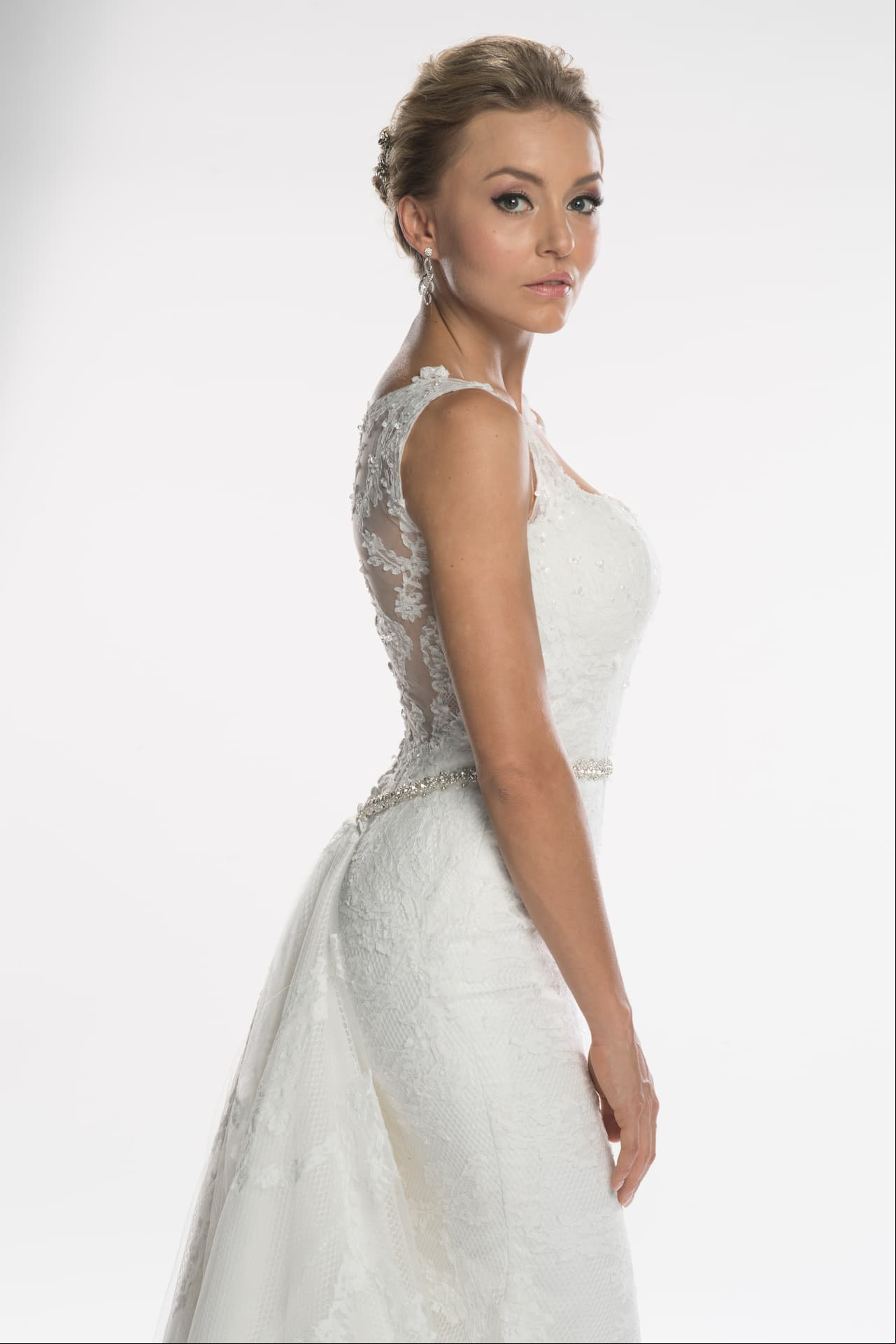 1. Con un espectacular vestido de novia que resalta su figura y un tono de pelo castaño.