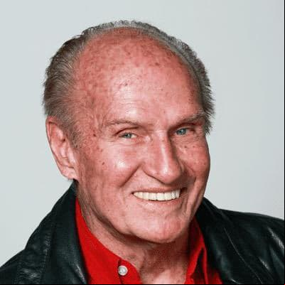 Desgraciadamente, tan solo un día después, la mañana del viernes 9 de julio, se confirmó la muerte de Roger Cudney, actor que también participó en 'Vecinos' en el episodio en el que 'Frankie Rivers' se va a Canadá. Cudney, de 85 años de edad, falleció un mes después de sufrir un accidente.