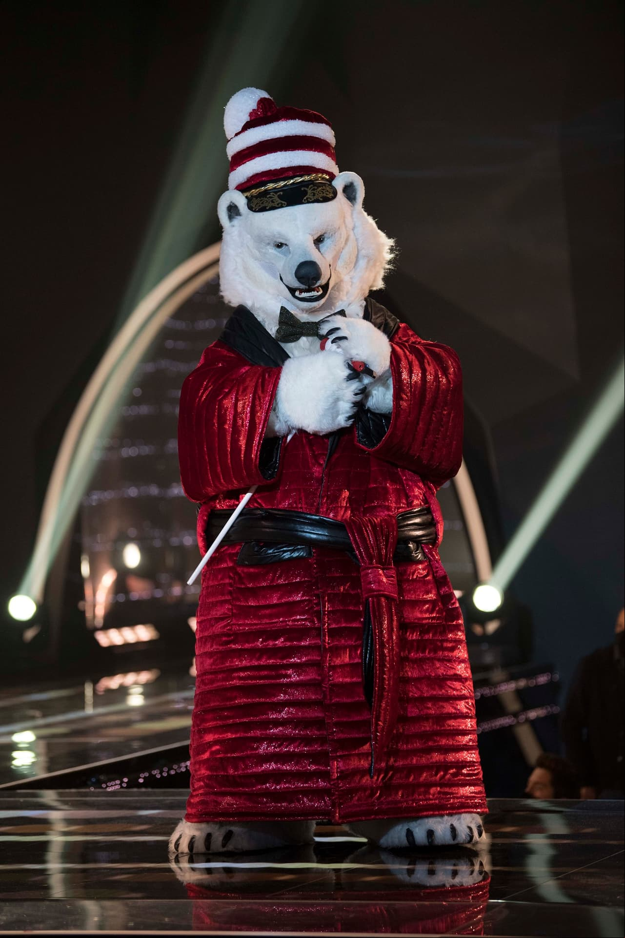 Oso Polar combinó su gorrito navideño con su bata roja.