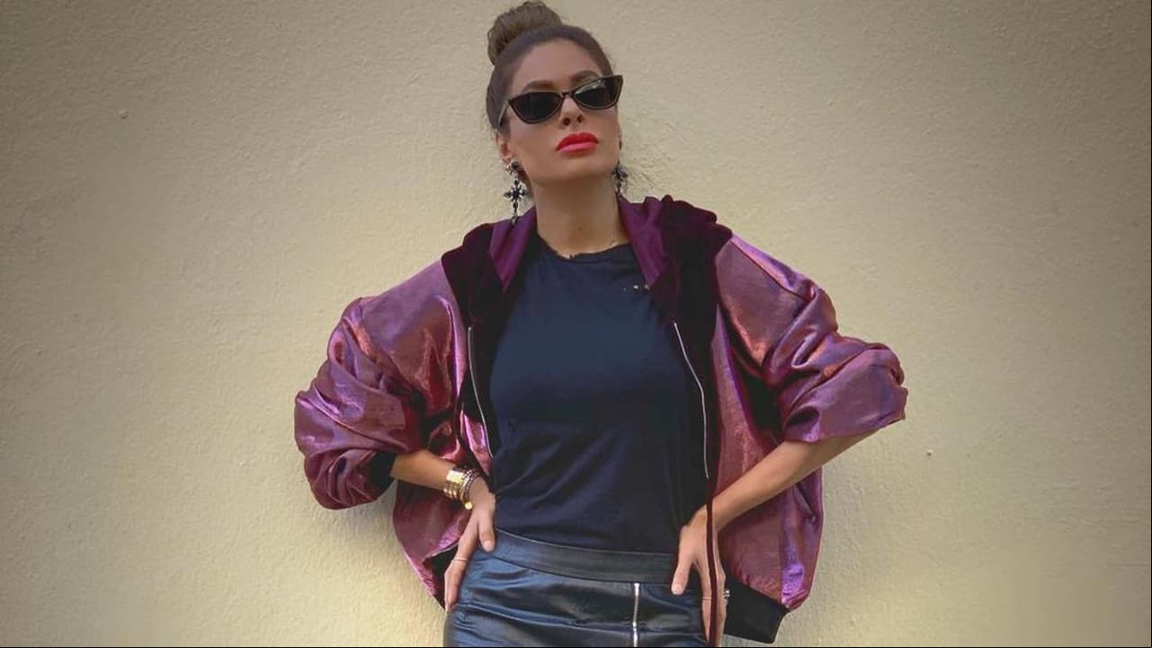 Galilea Montijo presumió pierna en falda tipo piel