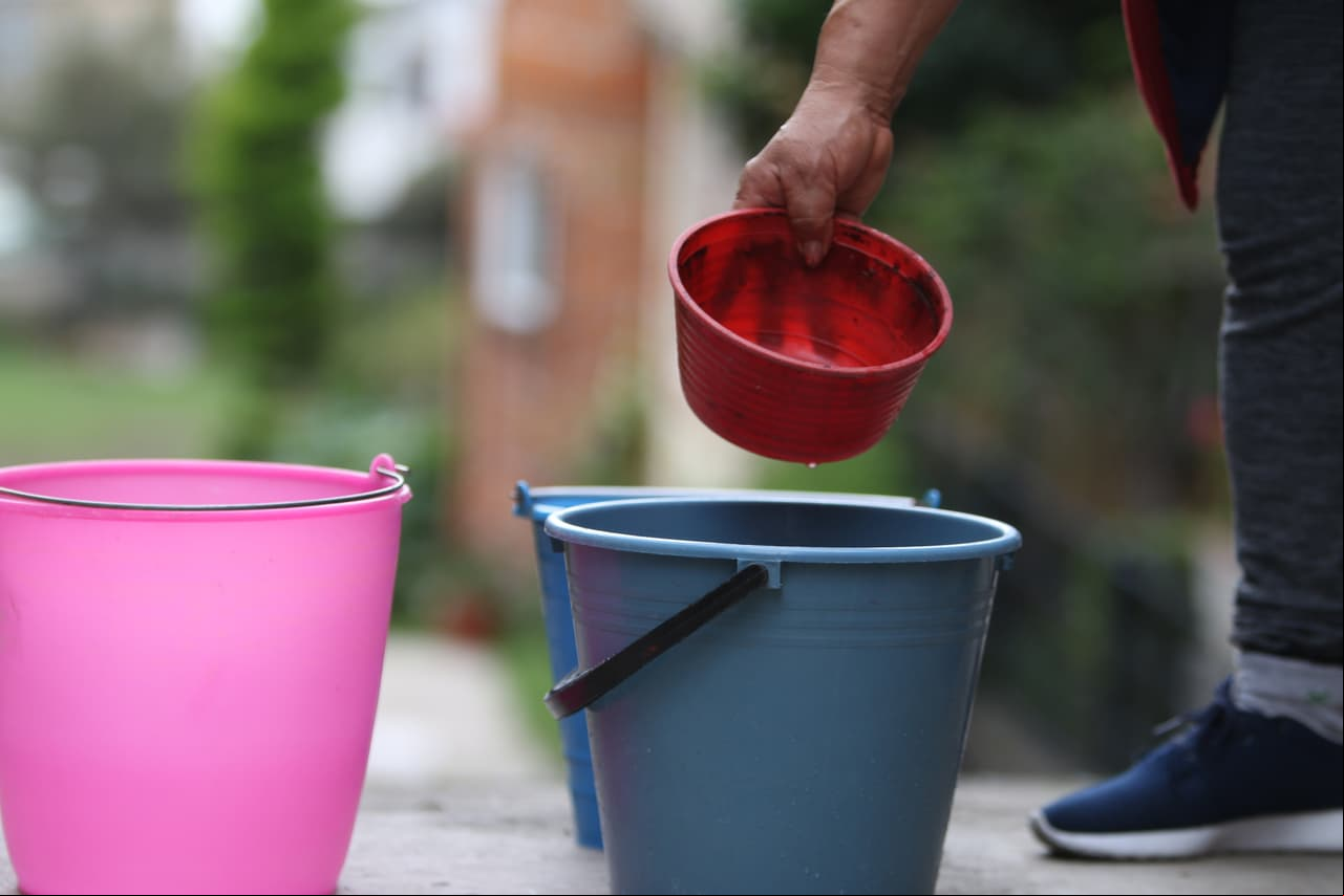 Cinco tips para 'bañarte a jicarazos' en el corte de agua
