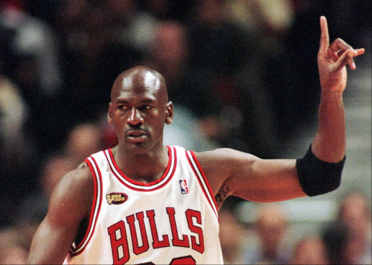 En 1998, Jordan se enfrentó ante Jazz Utah, se encontraba uno a uno con Bryon Russell, hizo un dibble y crossover que causó que éste resbalara y así Michael anotó el punto 45 de la noche.