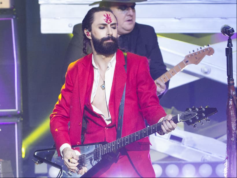 Jay de la Cueva es el vocalista de la banda de rock 'Moderatto' y juanto a Karol G han logrado sorprender al público.