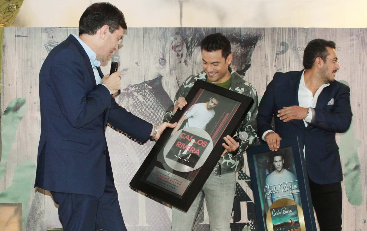 Google México le otorgó el Botón de Oro por su primer millón de seguidores en YouTube.