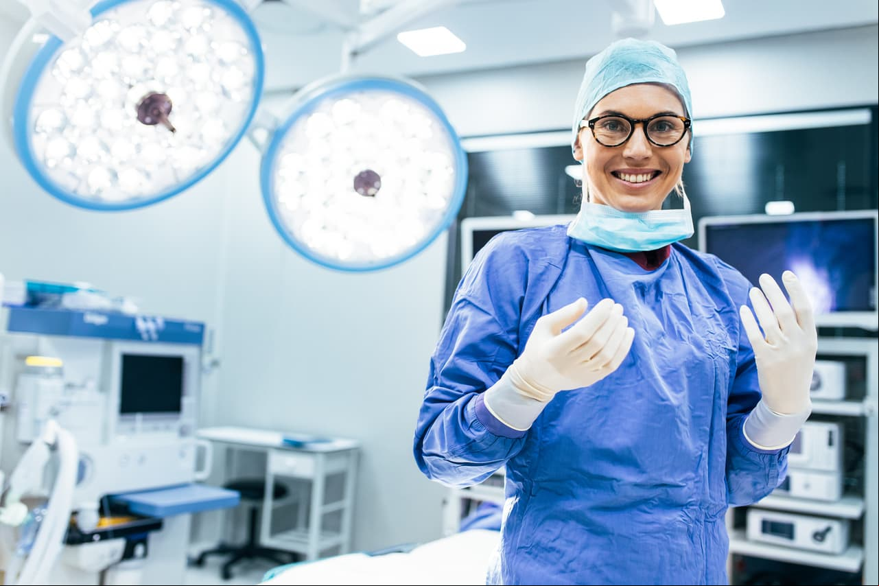 Médico cirujano. 75 mil dólares es la ganancia en promedio.