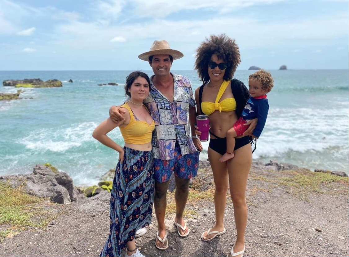 En compañía de Sofía, su hija mayor, Brenda Kellerman, su pareja, y el pequeño Tadeo, el histrión lució muy sonriente en las imágenes que compartió en su cuenta de Instagram.
