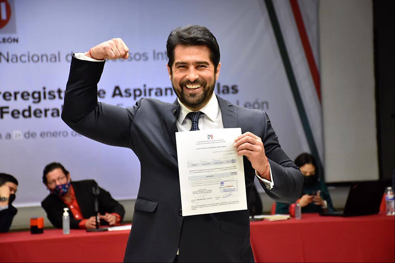 Con una de las trayectorias más diversas del mundo del espectáculo, pues Arturo Carmona primero destacó como jugador de futbol, para después convertirse en actor y conductor, ahora el también regiomontano contiende para ser el próximo diputado federal del Distrito 11 de Guadalupe, Nuevo León con el Partido Revolucionario Institucional (PRI).