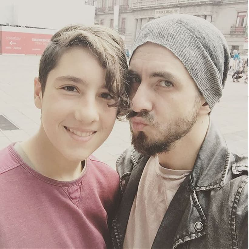 De acuerdo con el portal de la Revista Clase, Oscar Schwebel tuvo a Sebastián, fruto de su relación con su exesposa, la fotógrafa Olga Laris, en 2001.