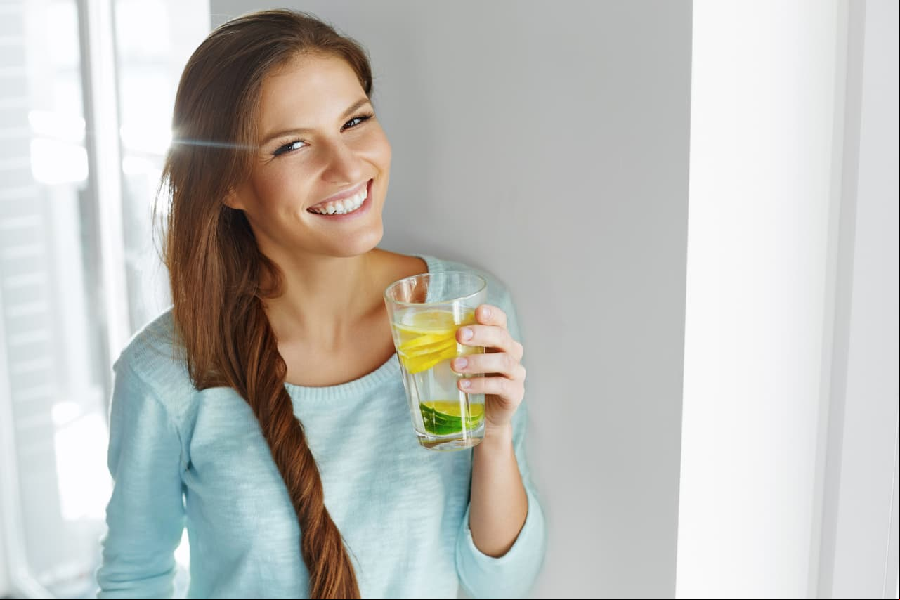 ¿Es bueno tomar agua tibia con limón en las mañanas?