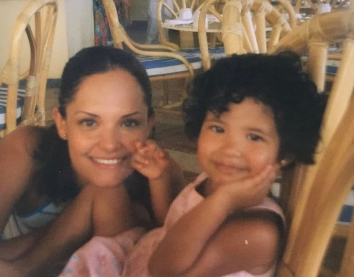 Andrea Chaparro nació el 26 de enero de 2002 y es originaria de Chihuahua. Es fruto del matrimonio entre Omar Chaparro y Lucía Ruíz de la Peña, mejor conocida en redes sociales como ‘La Mojarrita’.
