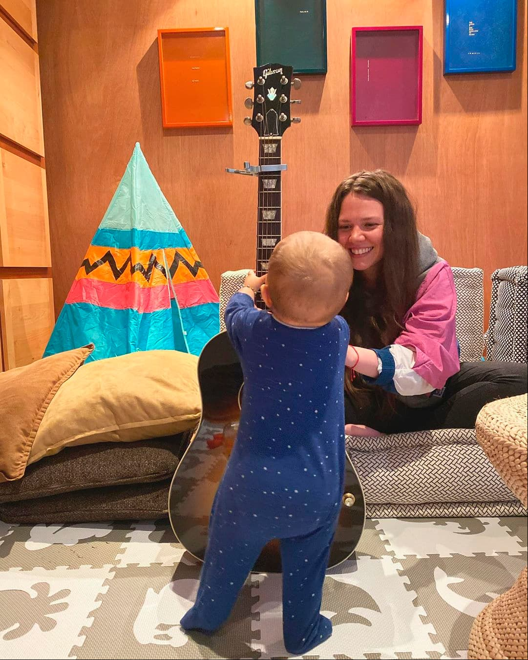 Joy Huerta anunció en abril de 2019 que se convertiría en madre junto a su esposa Diana Atri y un mes después publicó la primera selfie junto a la pequeña Noah, con quien ha protagonizado tiernos momentos en redes sociales.