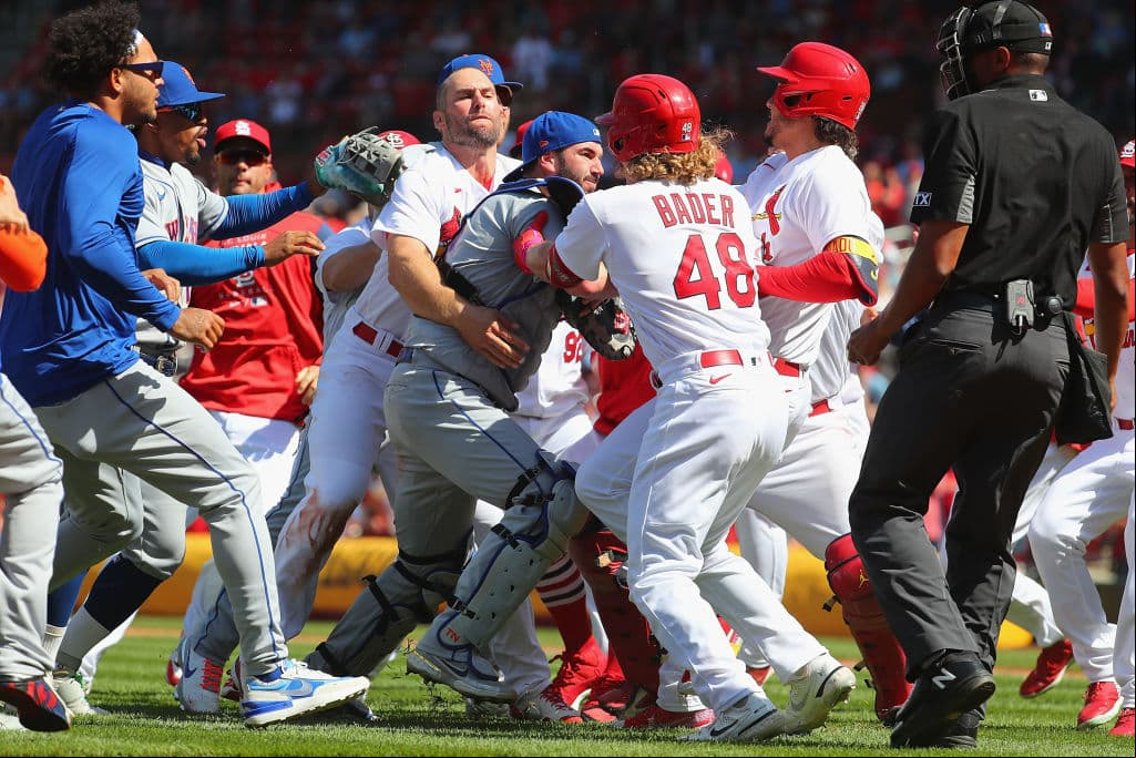 ¡Cardinals y Mets se dan hasta con la cubeta en pleno juego!