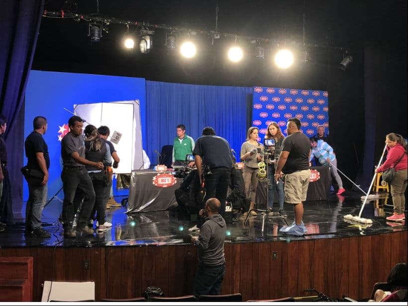¡La producción de Pequeños Gigantes preparó un set especial para grabar el promo mediante el cual se daría a conocer a los jueces!