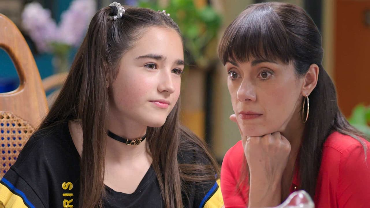 Julieta cuestiona a Manuela sobre su abuelo