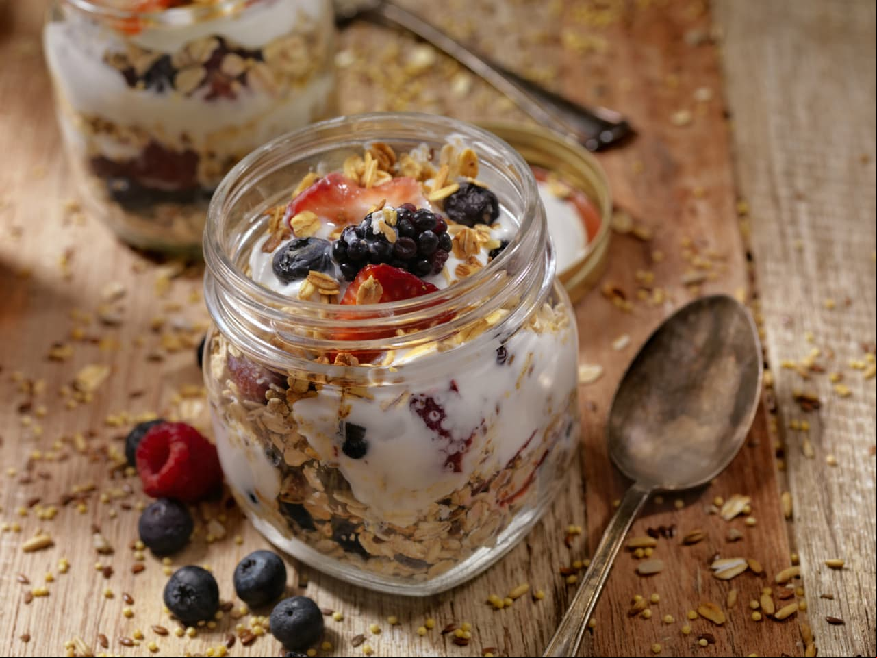 Granola. Los frutos secos son recomendados por los nutriólogos, pero cuando la granola se combina con yogurt y una vida sedentaria, este alimento se vuelve calórico