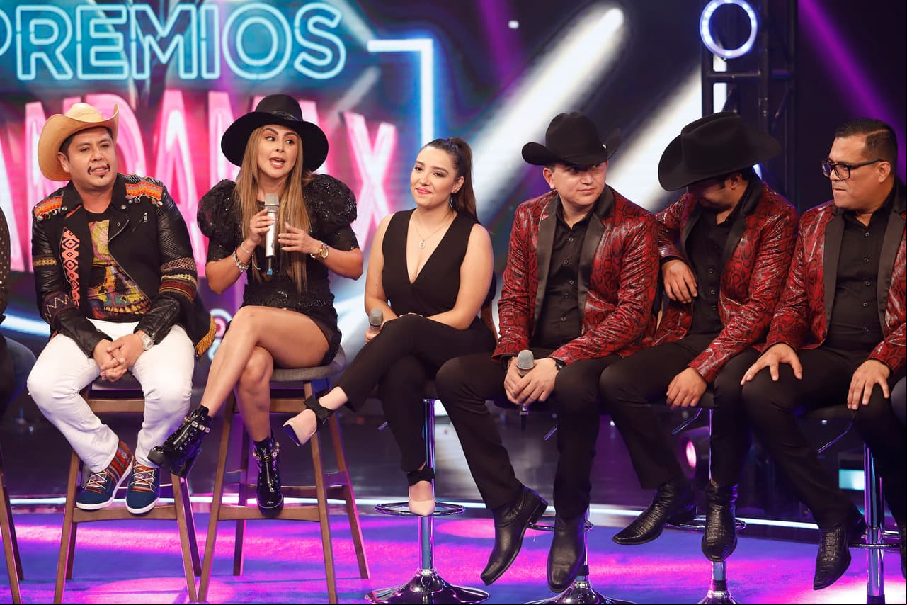 La gran sorpresa se dio cuando El Mimoso y Los Plebes del Rancho salieron para acompañar el anuncio del line up de la noche del próximo 27 de noviembre.