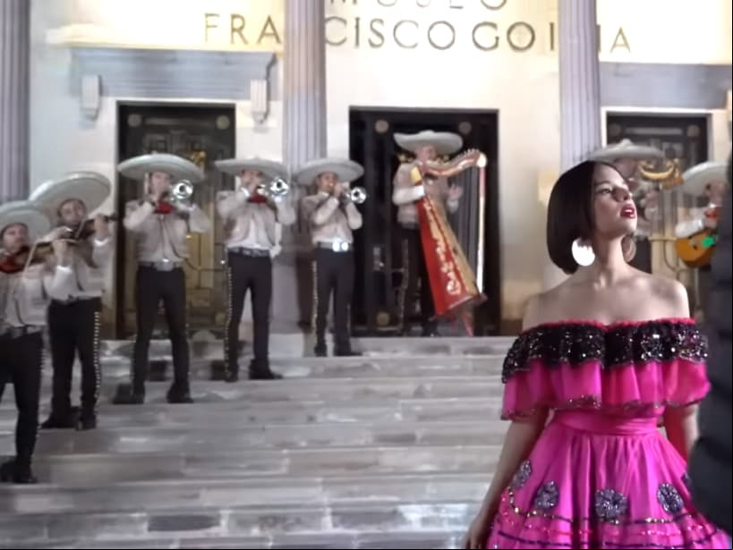 Para el término de las grabaciones acudió a las afueras del Museo Francisco Goita, donde volvió a usar el diseño que le regaló su abuela, aunque en ningún momento mostró el vestido de novia.