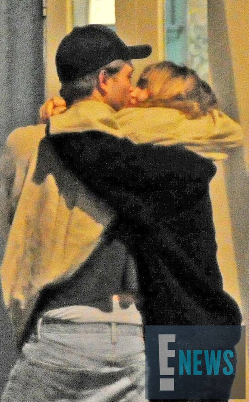 Robert Pattinson y Suki Waterhouse no pararon de besarse en su cita