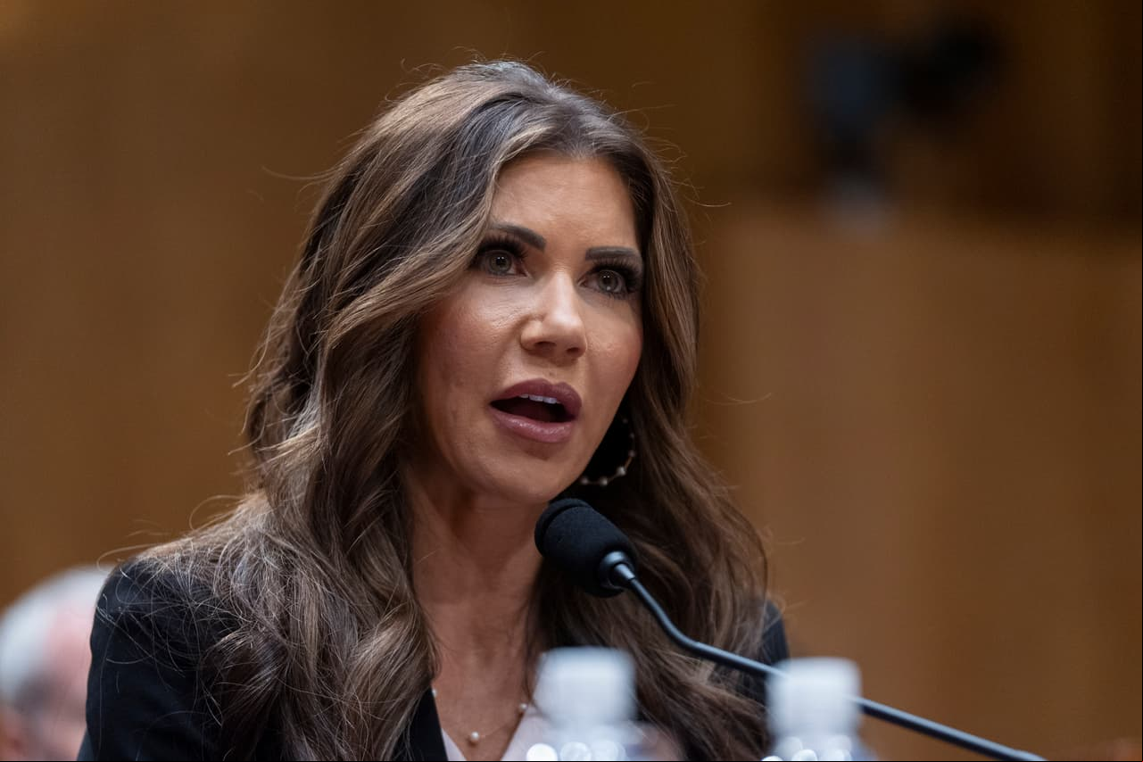 Noem acusa a un inmigrante de querer asesinar a Trump: las investigaciones la desmienten