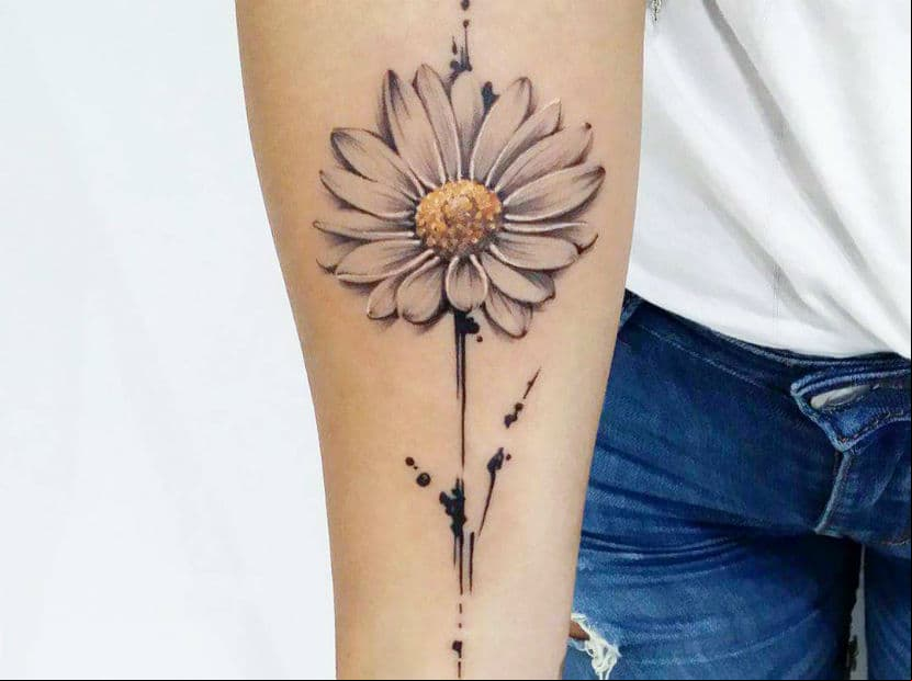Tauro. Una margarita llena de delicadeza y color harán la diferencia en tu tatuaje para llenarte de amor.