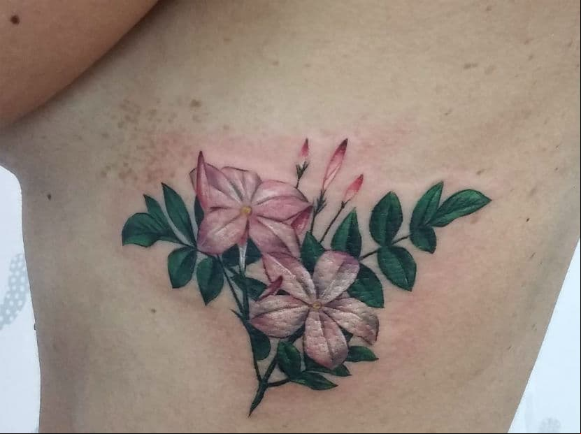 Virgo. Tatuarte una flor de jazmín combinará con tu personalidad equilibrada y en busca de la perfección.