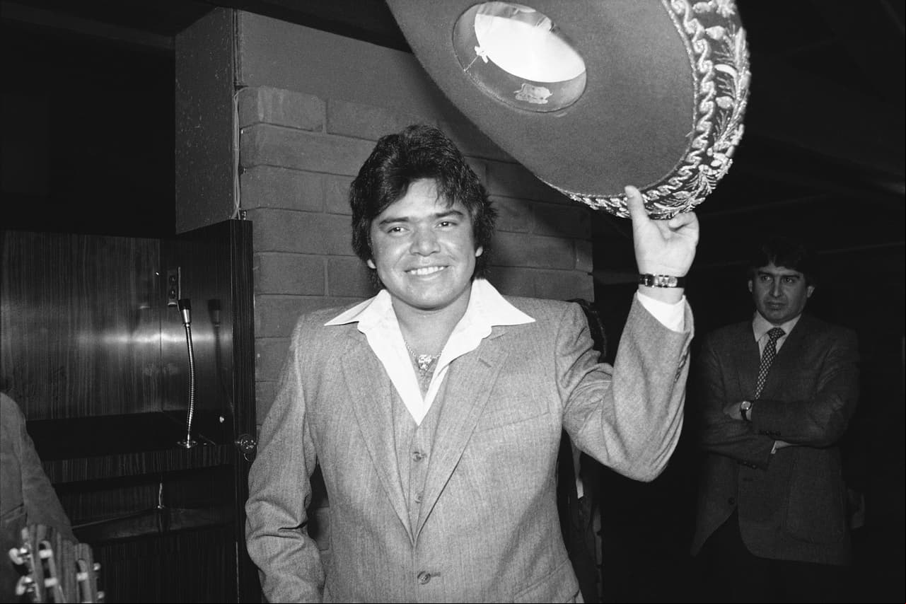 El mexicano Fernando Valenzuela, nacido en Navojoa, el 1 de noviembre de 1960, jugó 10 temporadas en Los Angeles Dodgers.