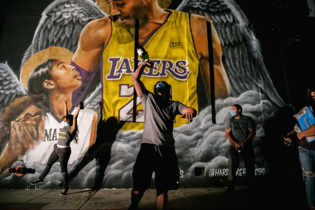 Sin importar las medidas sanitarias, fanáticos se reunieron para rendir tributo a su equipo tras 10 años de no ser campeón. Finalmente LeBron y compañía, consiguen un título más y se lo dedican a Kobe Bryant.