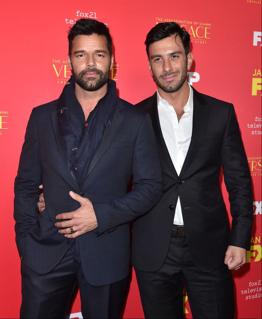Ricky Martin y su esposo protagonizan apasionado beso y famosos reaccionan: ‘Mi pareja favorita’