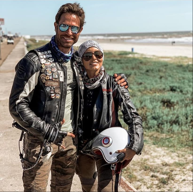 “¡La risa y el amor lo curan todo! Gracias mi cielo @angeliqueboyer por hacerme el hombre más saludable del universo. #Love #TeAmo #CoupleGoals”, escribió Rulli durante su viaje por Galveston, Texas.