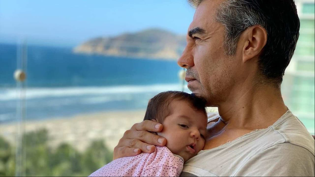 Hija de Adrián Uribe recibe clases de portugués y enternece las redes con sus balbuceos