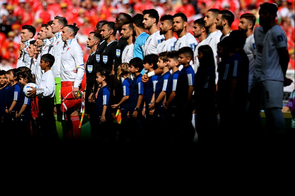 Los jugadores entonan el himno en el Ahmad bin Ali Stadium. En esta ocasión el equipo iraní no guardó silencio en señal de protesta.